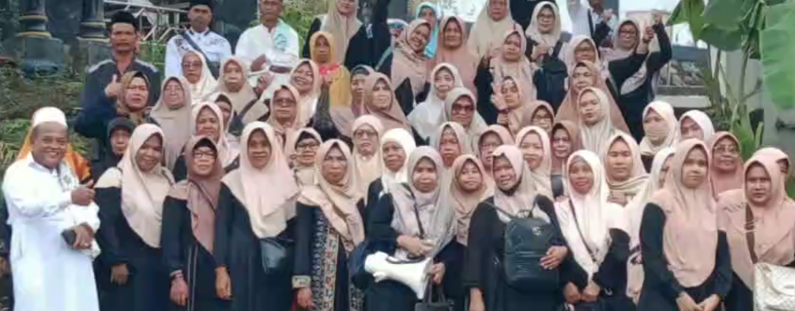 Menjemput Berkah Dunia Akhirat, Muslimat NU Ranting Kedawung Gelar Ziarah ke Makam Aulia